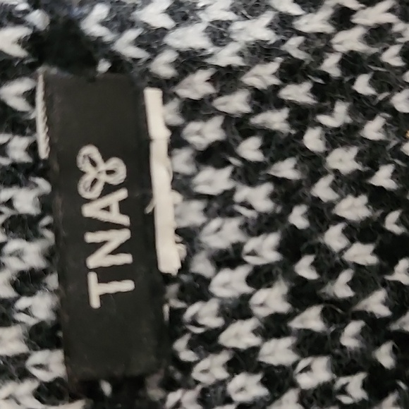 ⭐️2 FOR $25⭐️TNA SCARF - Picture 3 of 4